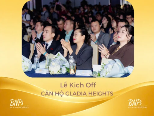 Đội ngũ chuyên viên tư vấn Bách Như Properties rạng rỡ, chuyên nghiệp đang tư vấn sa bàn dự án cho khách hàng